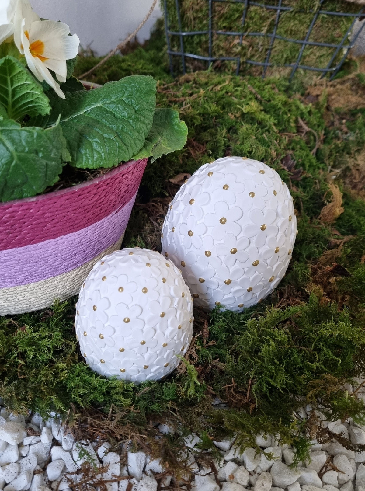 Dekoratives Osterei mit Blumenmuster handbemalt