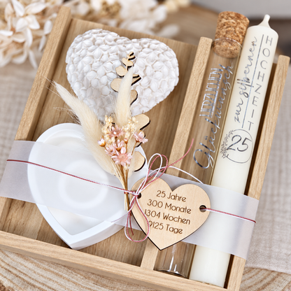 Kerzenset zur Silberhochzeit mit Jubiläumskerze, Kerzenhalter, Dekorherz und Glasröhrchen auf einem Holztablett