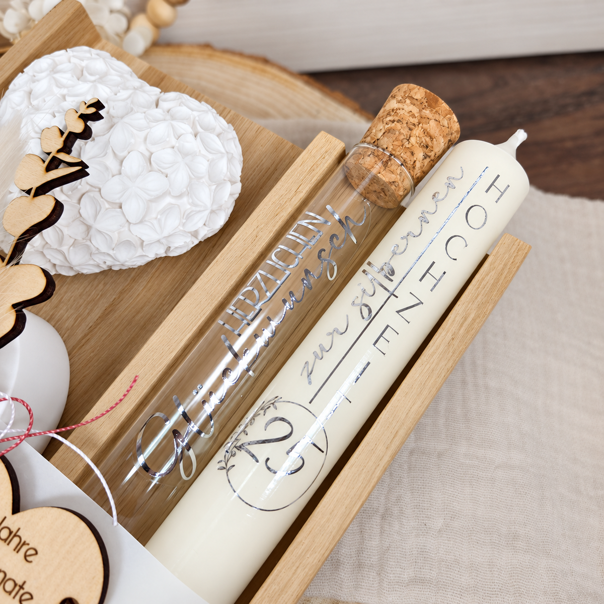 Jubiläumskerze zum 25. Hochzeitstag und Glasröhrchen für ein Geldgeschenk