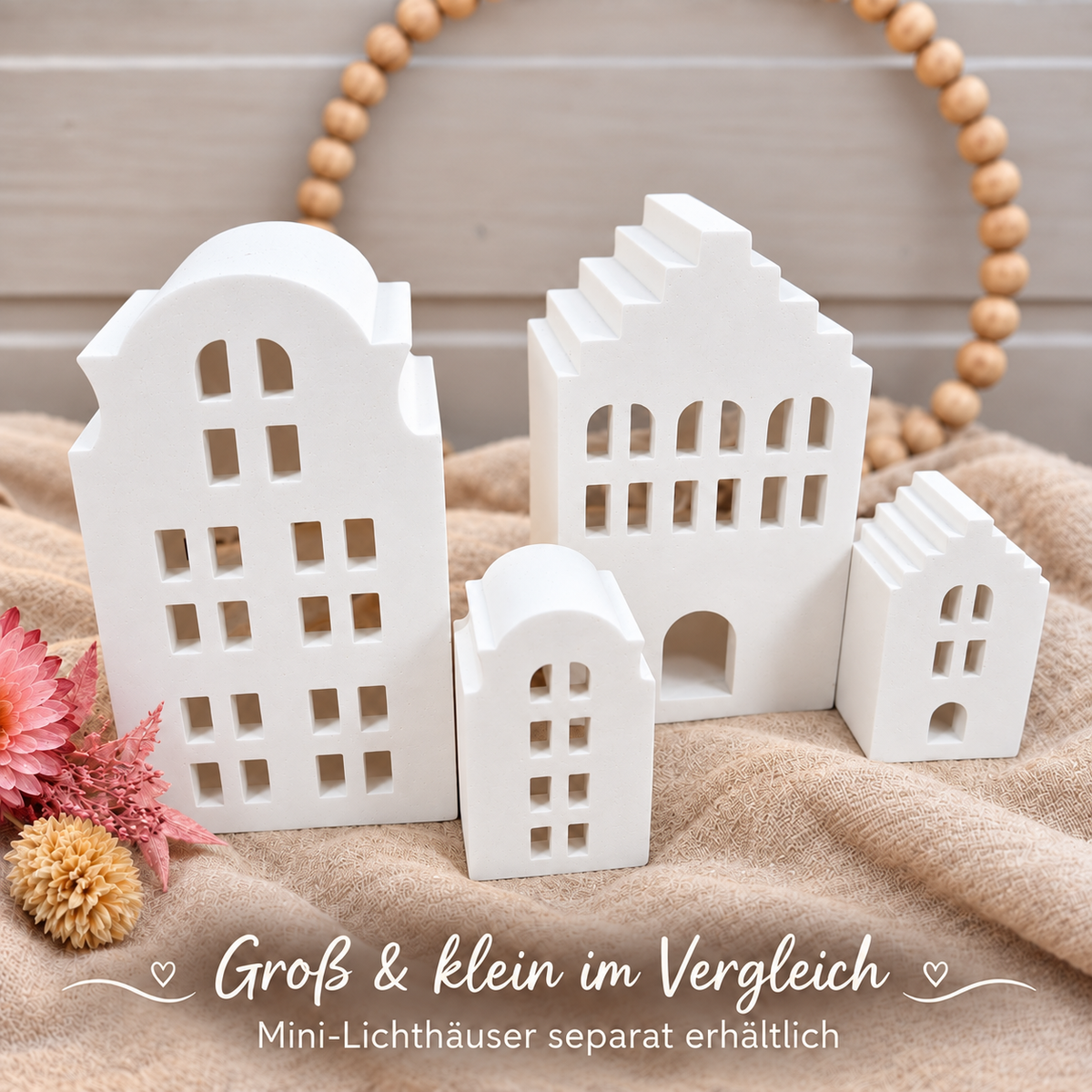 Zwei große Lichthäuser im Größenvergleich mit zwei separat erhältlichen Mini-Lichthäusern aus weißer Gießkeramik.