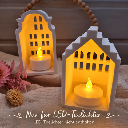 Offene Rückseiten beider Lichthäuser mit leuchtenden LED-Teelichtern, die nicht im Lieferumfang enthalten sind.