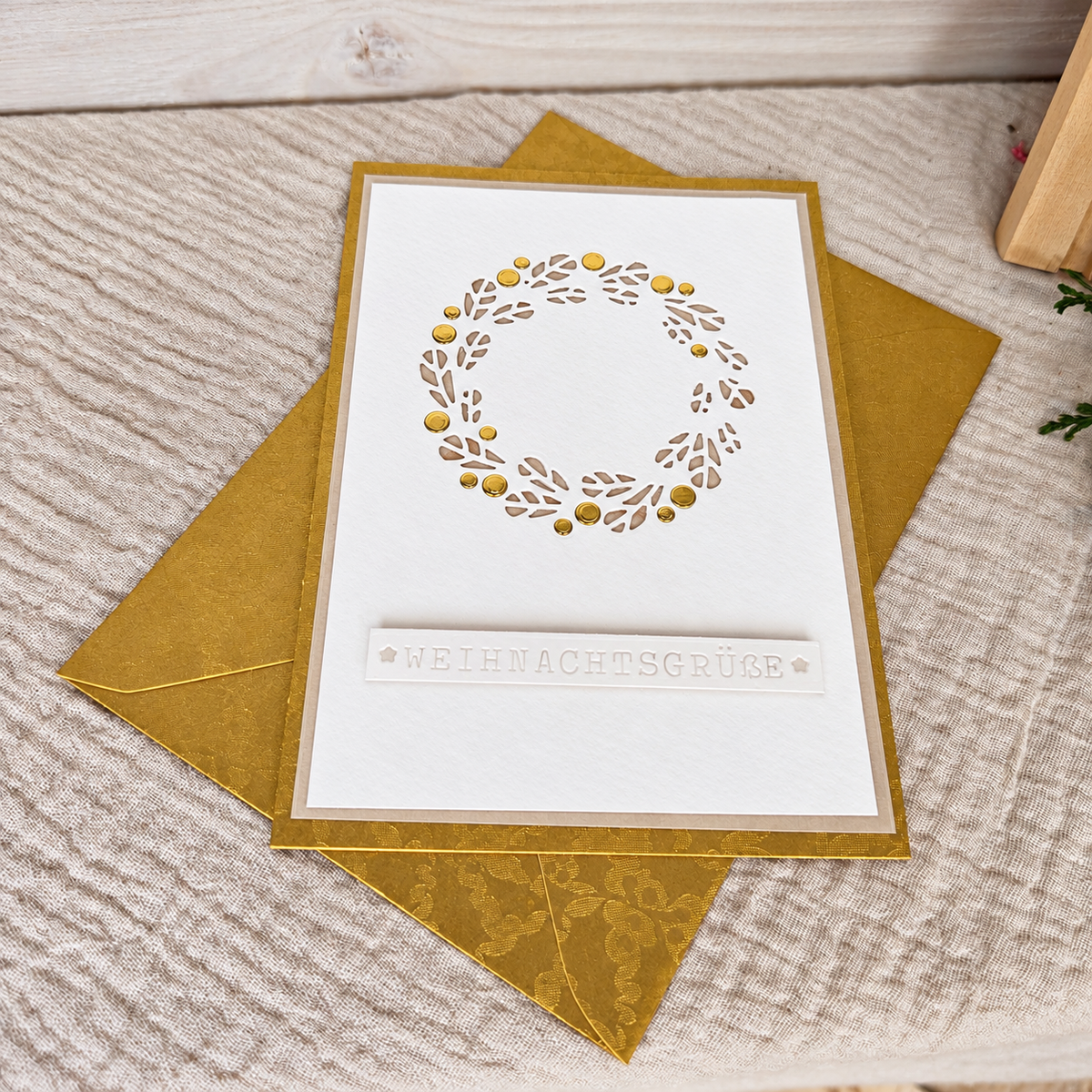 Detailansicht des Blätterkranzes und des aufgesetzten Schriftzugs „Weihnachtsgrüße“