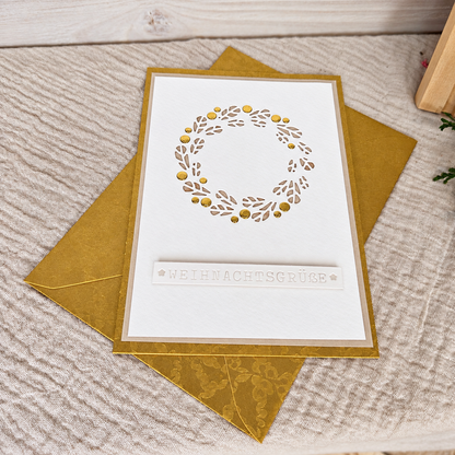 Detailansicht des Blätterkranzes und des aufgesetzten Schriftzugs „Weihnachtsgrüße“