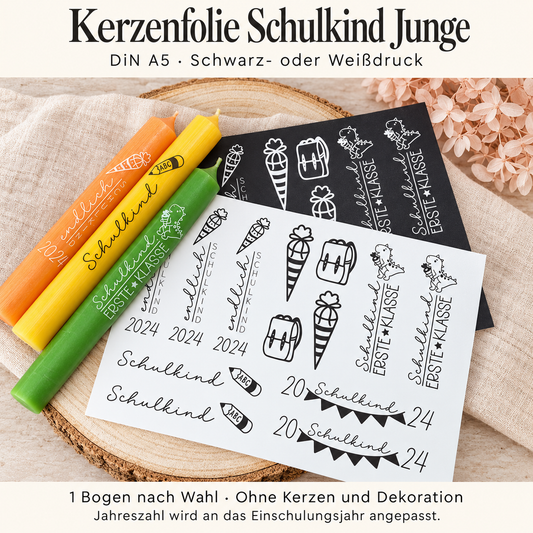 Kerzenfolie Schulkind Junge in Schwarz- und Weißdruck mit Dinosauriern, Schultüten und Schulranzen sowie drei farbigen Beispielkerzen.