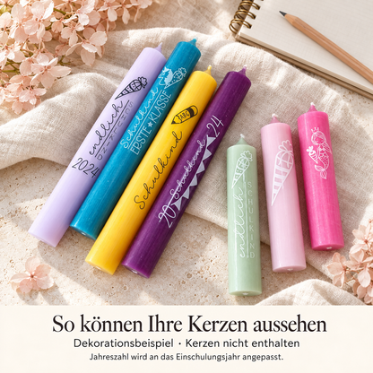 Farbige Kerzen mit Schulkind-Motiven als Dekorationsbeispiel zur Einschulung, arrangiert auf hellem Stoff. Kerzen sind nicht enthalten.