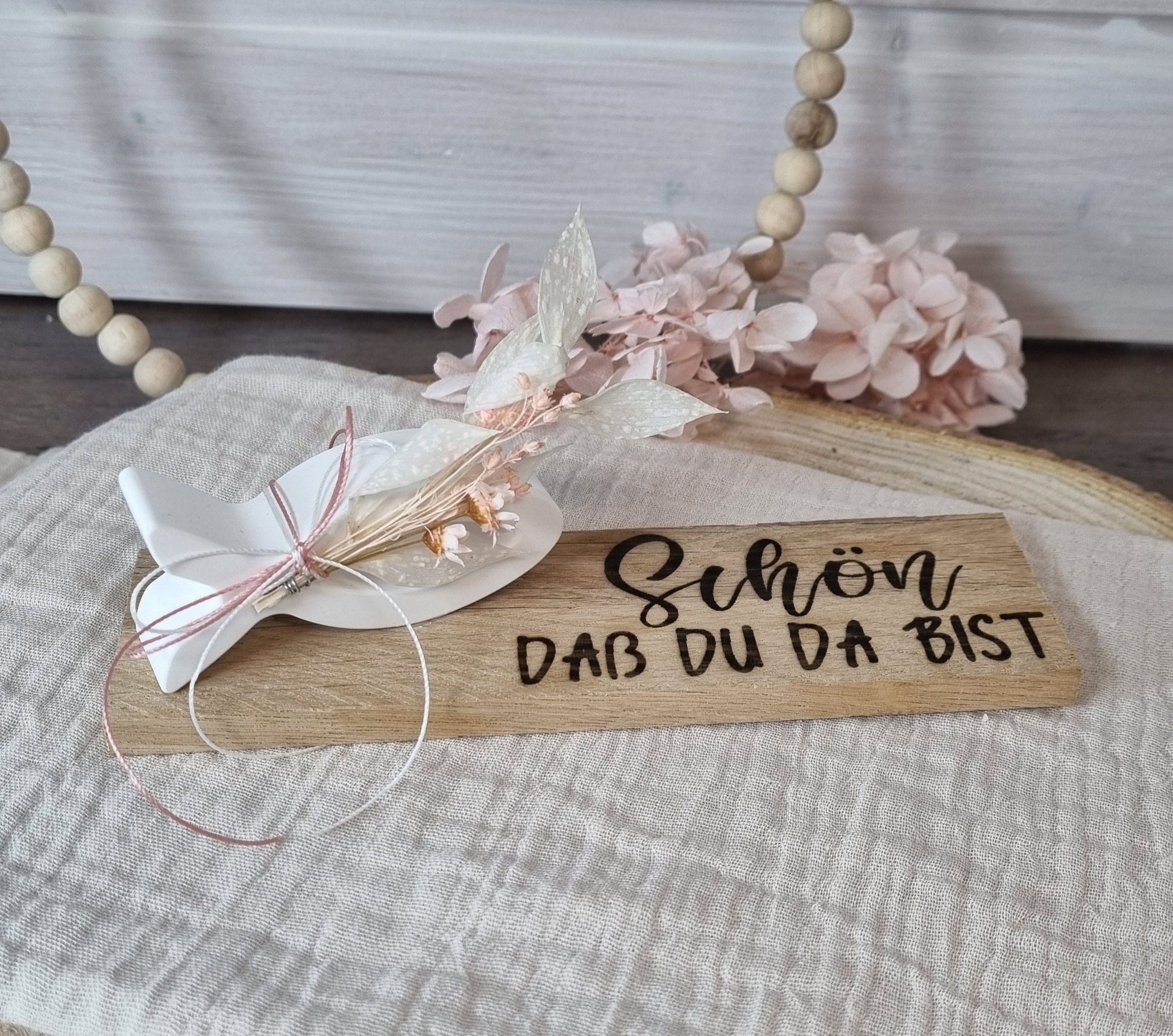 Tischdekoration Gastgeschenk zur Kommunion, Konfirmation, Taufe. Schön dass du da bist. Aus Holz und Keraflott Raysin Xyrarock Kaltkeramik Gießkeramik mit Trockenblumen.