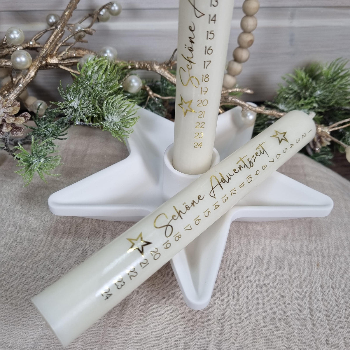 Adventskalenderkerze in Gold und Elfenbein – mit Holzbox oder Sternkerzenhalter