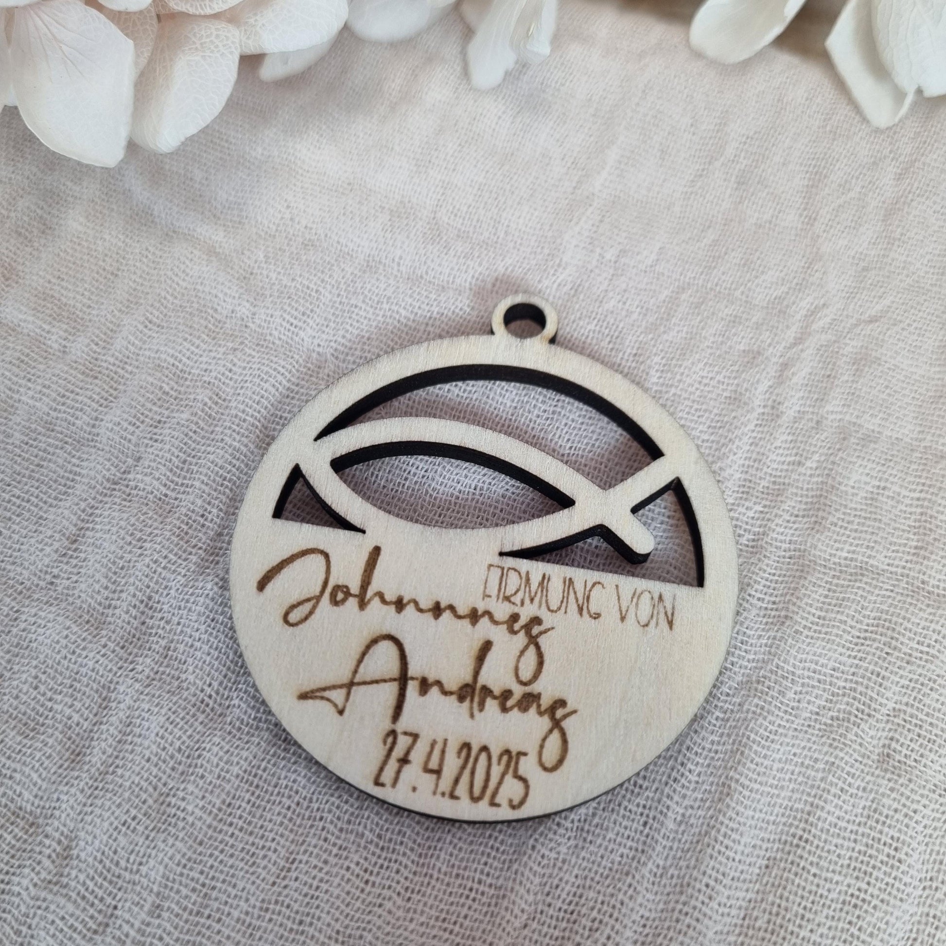Holz-Anhänger zu Kommunion Konfirmation Taufe Firmung 2 Größen | Gastgeschenk | Lasercut | Personalisierbar | Fisch Kreuz
