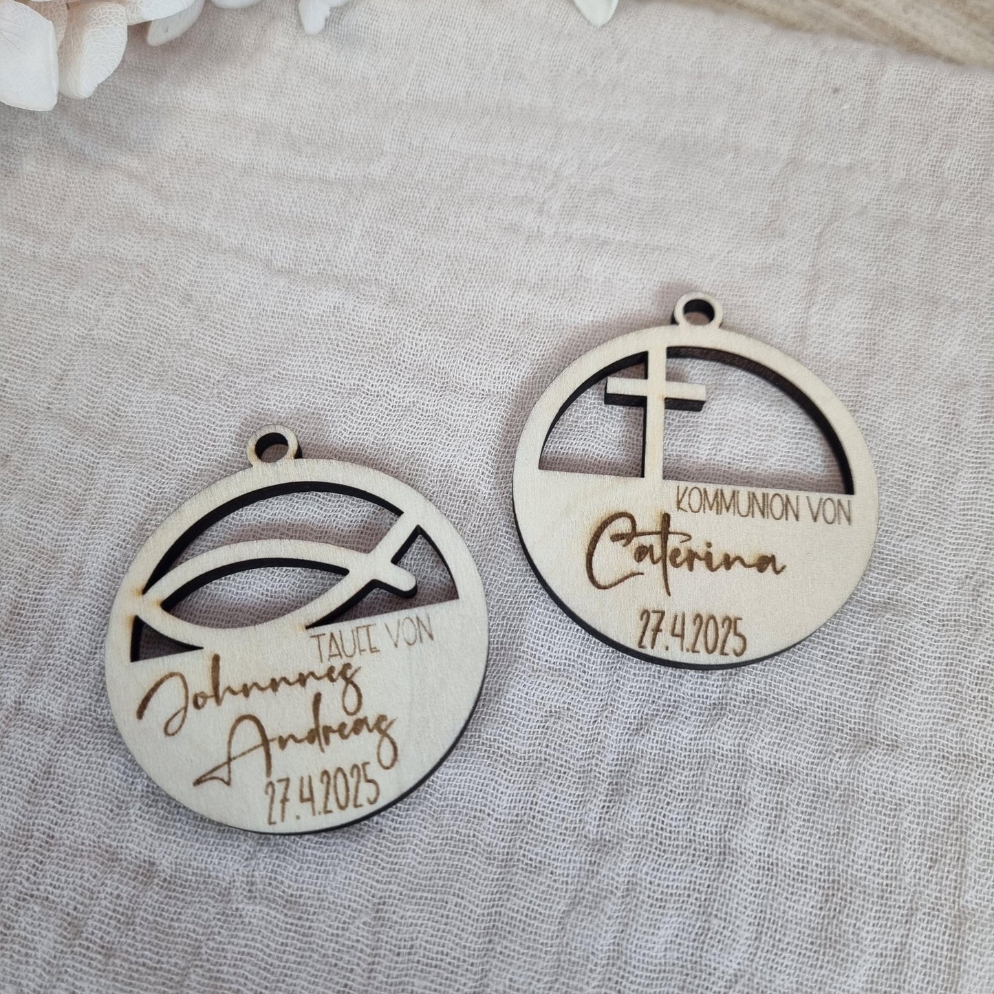 Holz-Anhänger zu Kommunion Konfirmation Taufe Firmung 2 Größen | Gastgeschenk | Lasercut | Personalisierbar | Fisch Kreuz