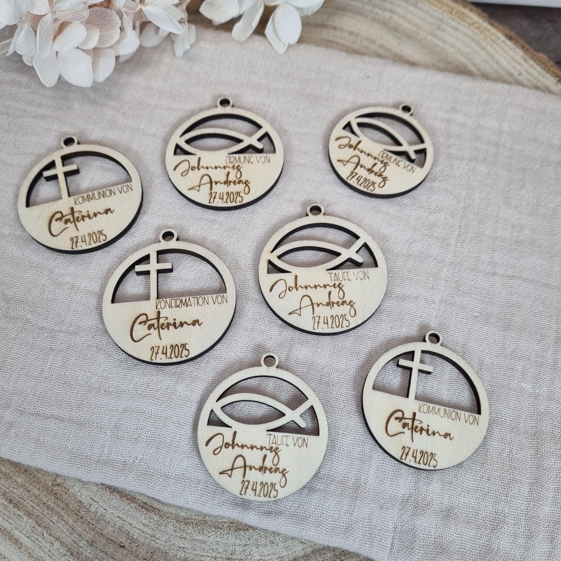 Holz-Anhänger zu Kommunion Konfirmation Taufe Firmung 2 Größen | Gastgeschenk | Lasercut | Personalisierbar | Fisch Kreuz
