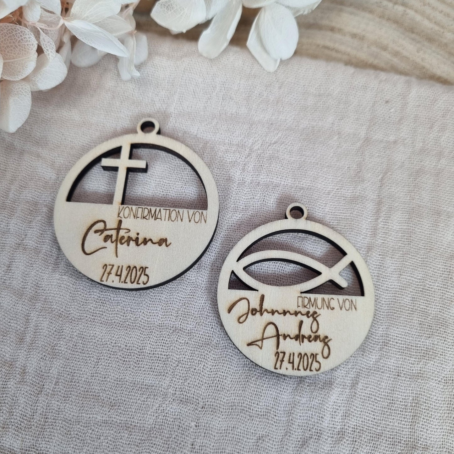 Holz-Anhänger zu Kommunion Konfirmation Taufe Firmung 2 Größen | Gastgeschenk | Lasercut | Personalisierbar | Fisch Kreuz