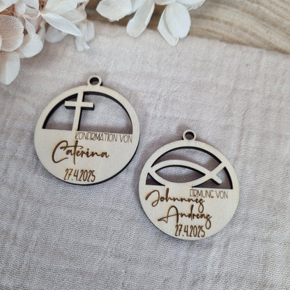 Holz-Anhänger zu Kommunion Konfirmation Taufe Firmung 2 Größen | Gastgeschenk | Lasercut | Personalisierbar | Fisch Kreuz
