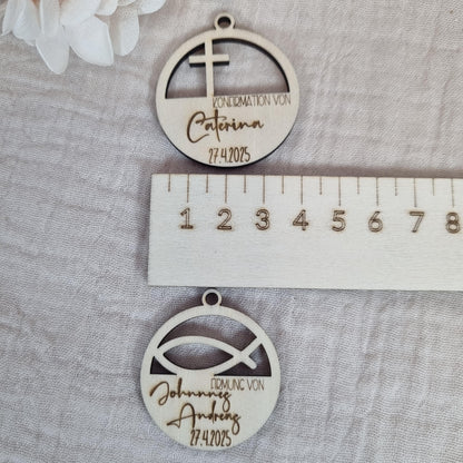 Holz-Anhänger zu Kommunion Konfirmation Taufe Firmung 2 Größen | Gastgeschenk | Lasercut | Personalisierbar | Fisch Kreuz
