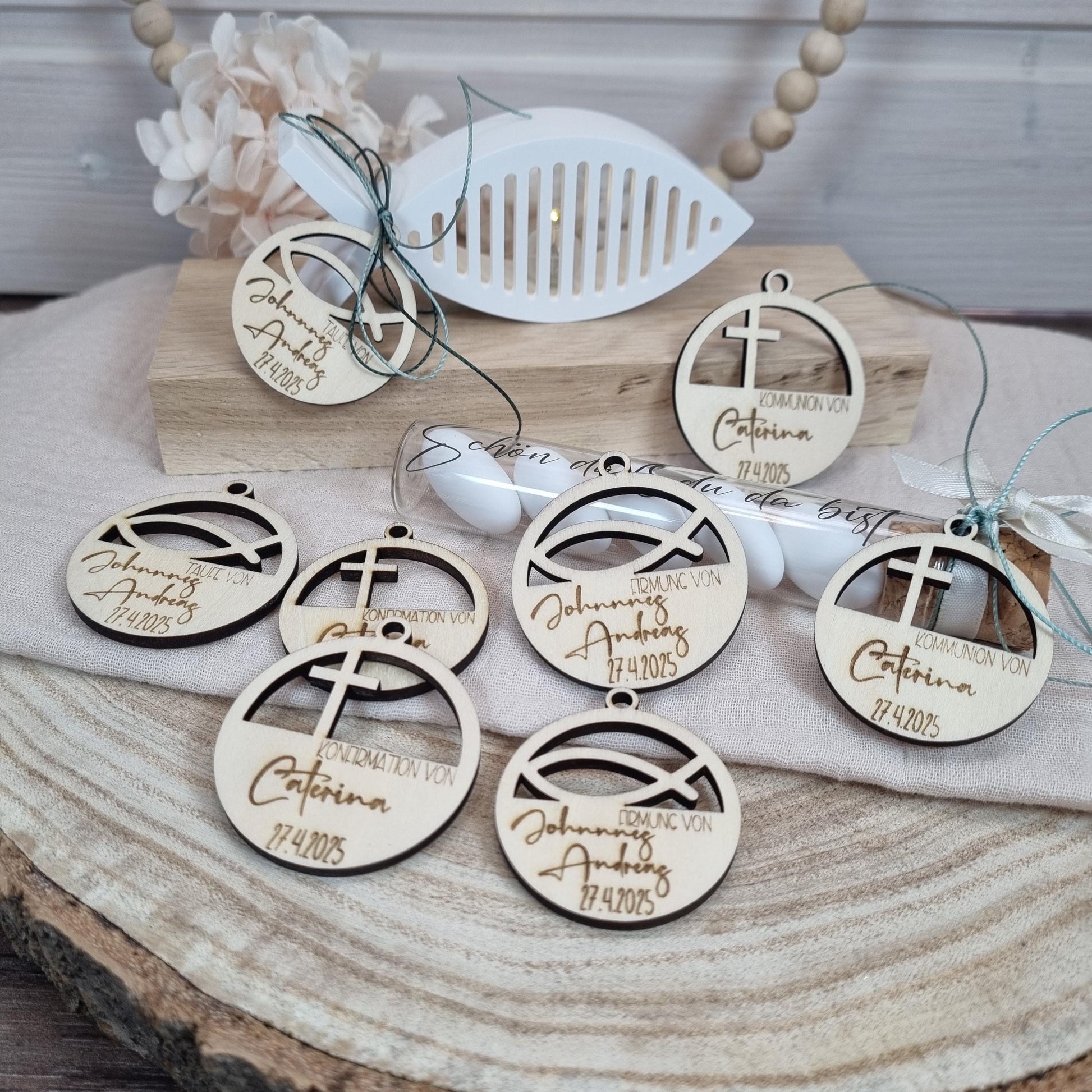 Holz-Anhänger zu Kommunion Konfirmation Taufe Firmung 2 Größen | Gastgeschenk | Lasercut | Personalisierbar | Fisch Kreuz