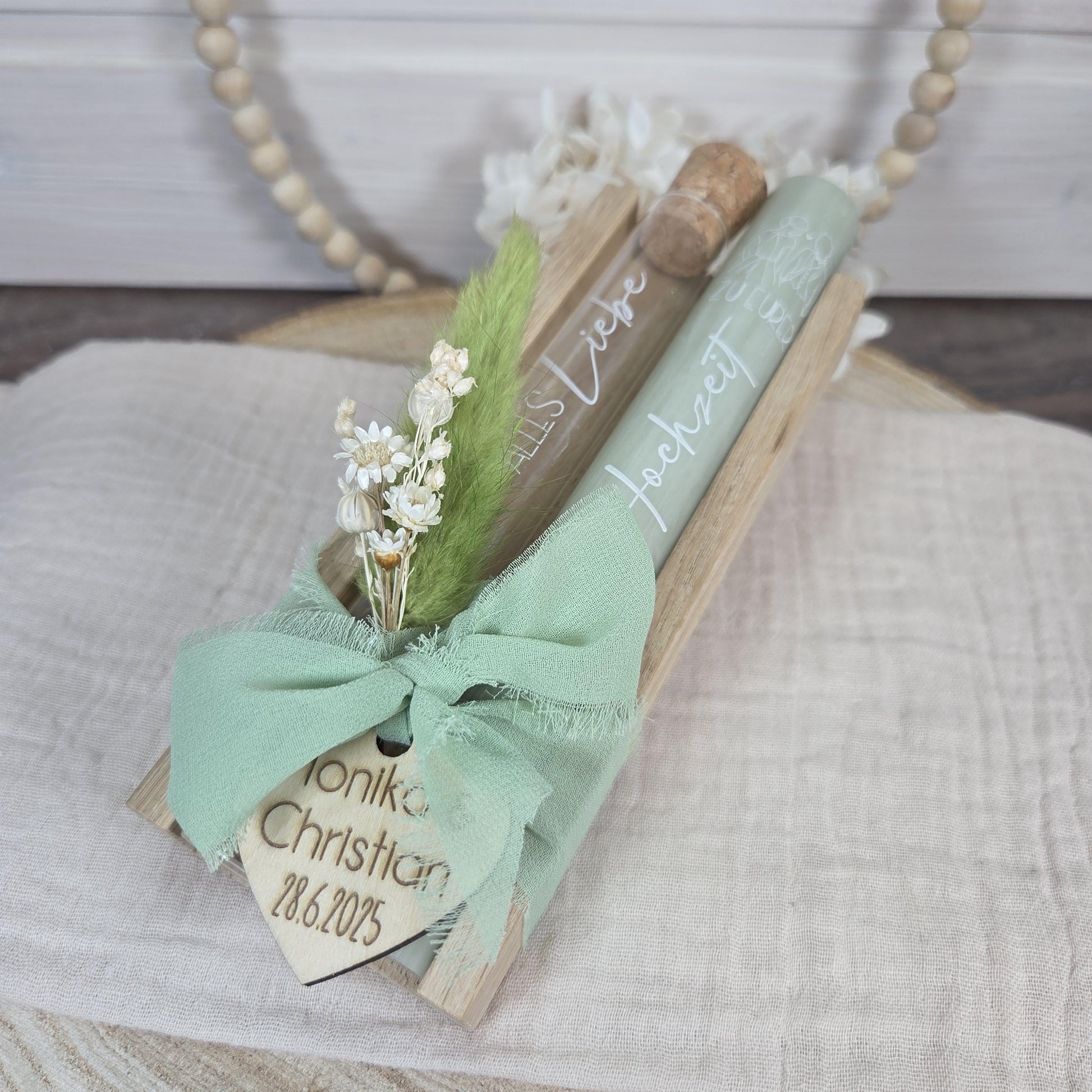 Kerzenset zur Hochzeit personalisiert salbeigrün mit Blumen und Herz aus Holz | Hochzeitsgeschenk | Geldgeschenk | Kerzenbox | Geschenkset