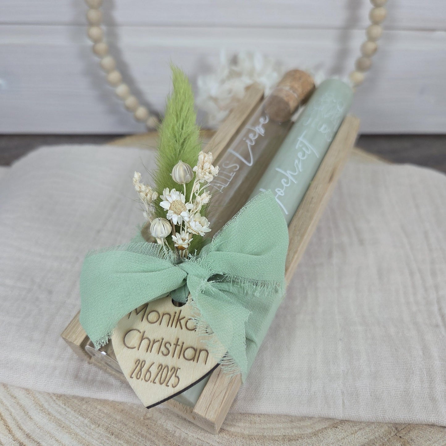 Kerzenset zur Hochzeit personalisiert salbeigrün mit Blumen und Herz aus Holz | Hochzeitsgeschenk | Geldgeschenk | Kerzenbox | Geschenkset
