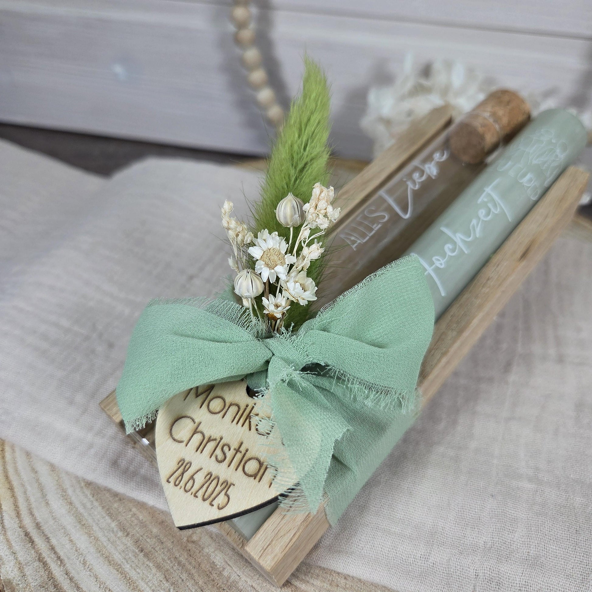 Kerzenset zur Hochzeit personalisiert salbeigrün mit Blumen und Herz aus Holz | Hochzeitsgeschenk | Geldgeschenk | Kerzenbox | Geschenkset