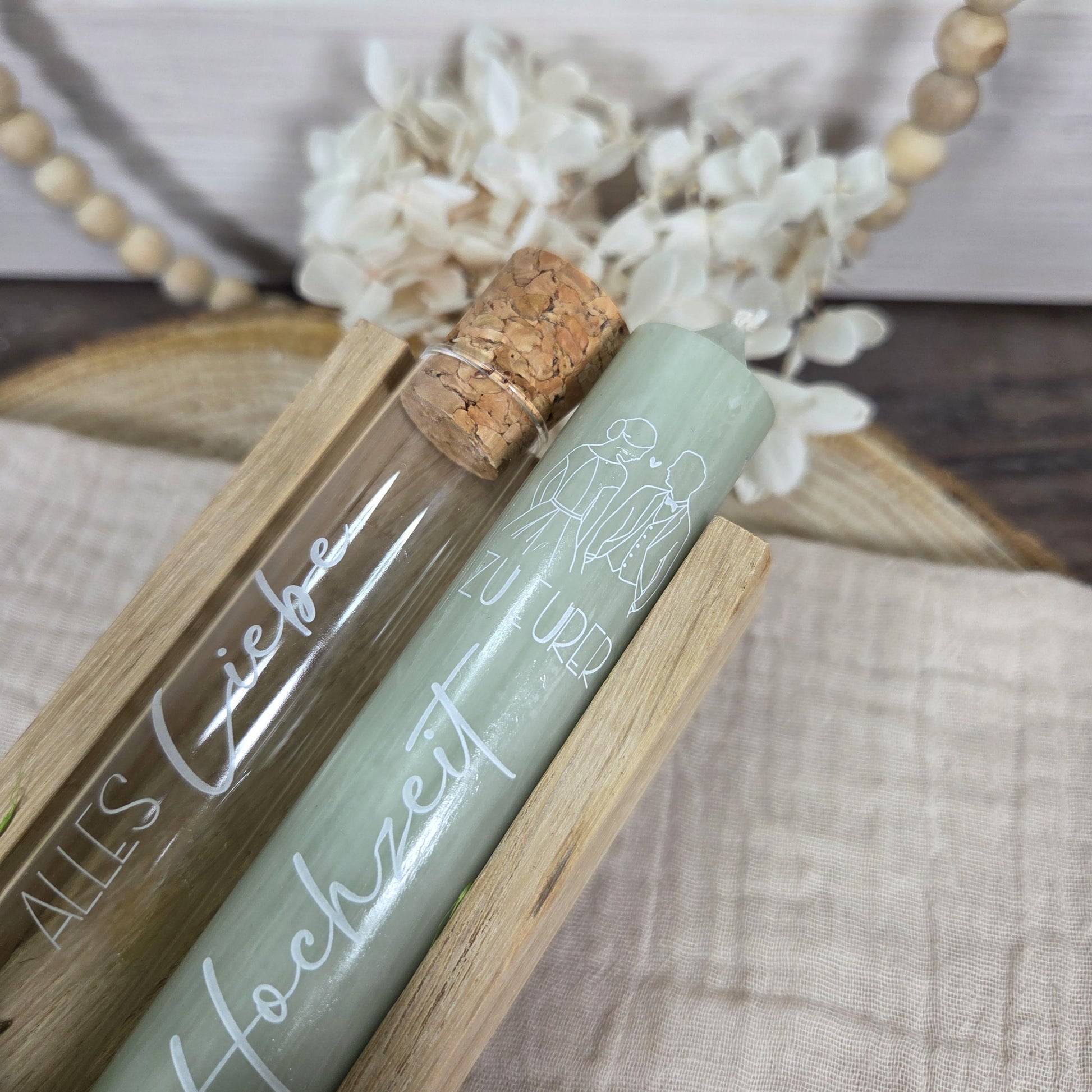 Kerzenset zur Hochzeit personalisiert salbeigrün mit Blumen und Herz aus Holz | Hochzeitsgeschenk | Geldgeschenk | Kerzenbox | Geschenkset