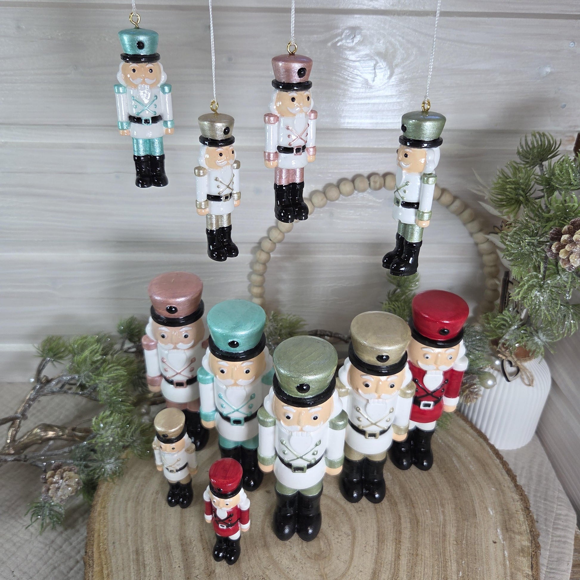 Nussknacker handbemalte Weihnachtsdeko aus Gießkeramik | verschiedene Farben und 2 Größen | auch zum hängen