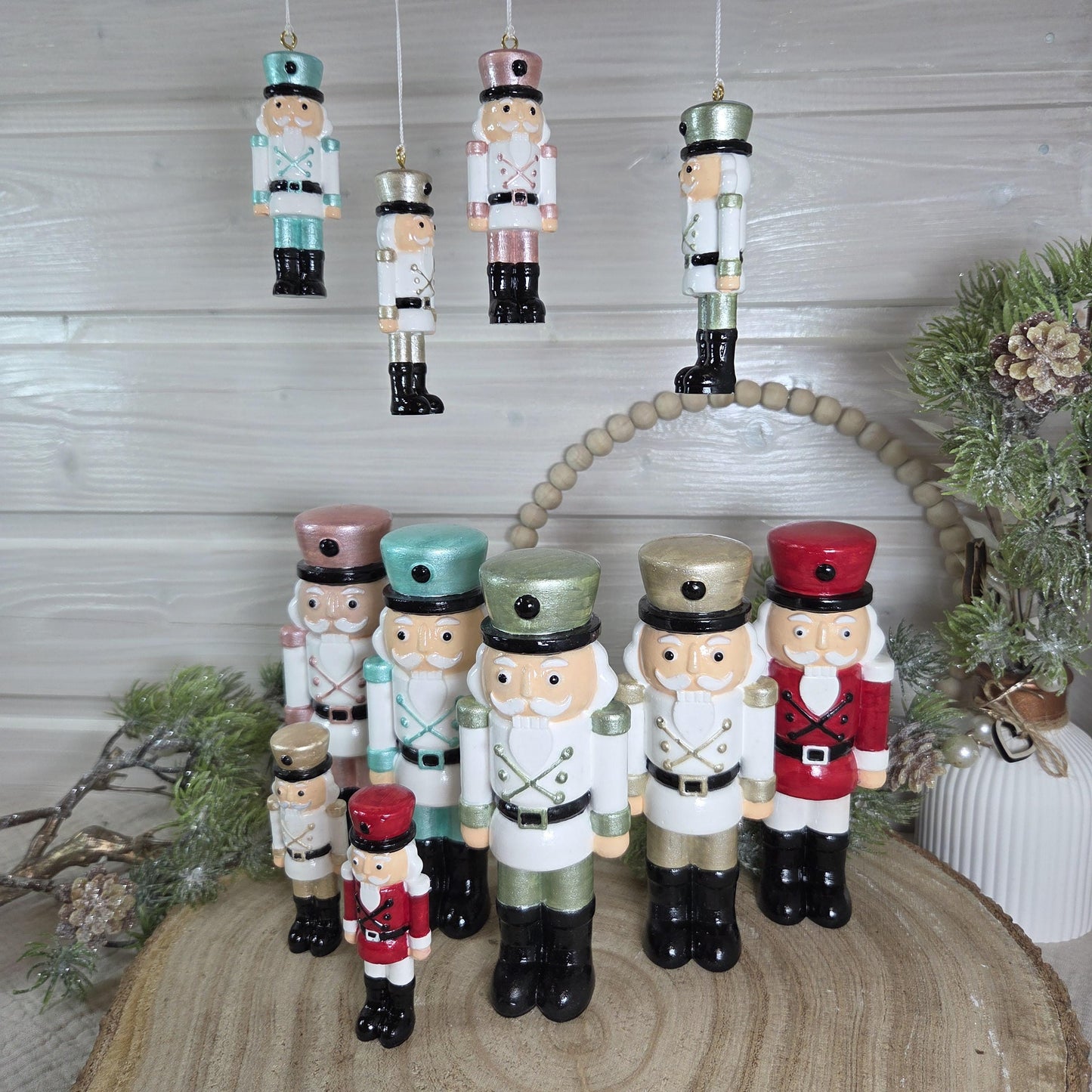 Nussknacker handbemalte Weihnachtsdeko aus Gießkeramik | verschiedene Farben und 2 Größen | auch zum hängen