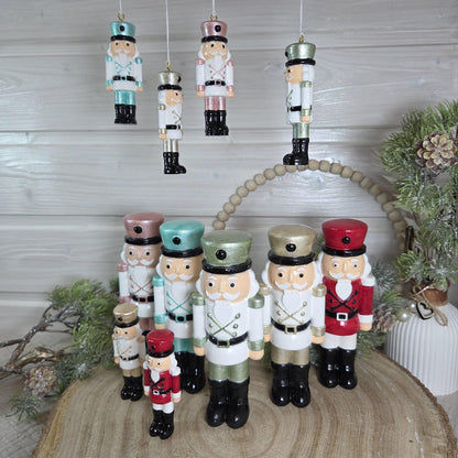 Nussknacker handbemalte Weihnachtsdeko aus Gießkeramik | verschiedene Farben und 2 Größen | auch zum hängen