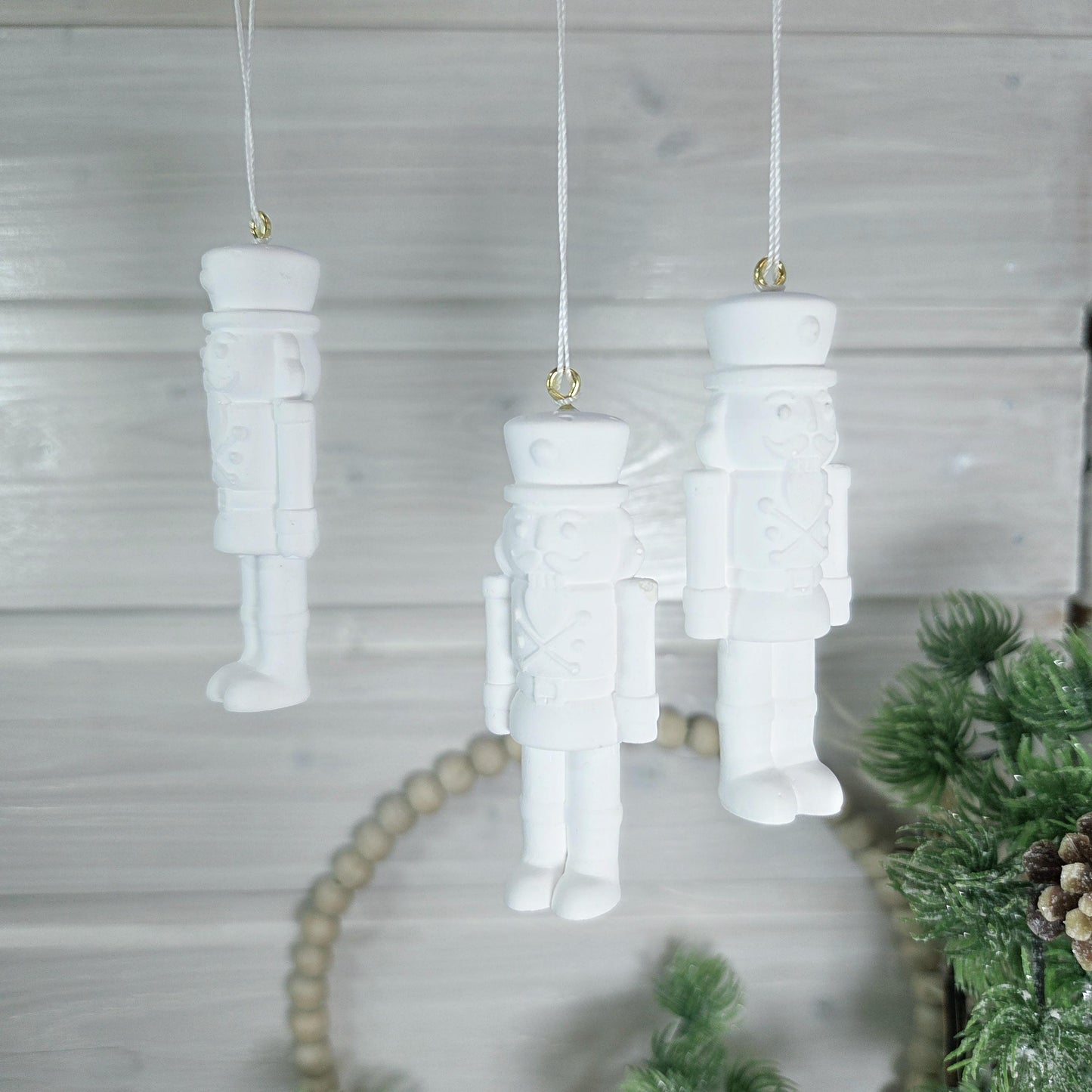 Nussknacker handbemalte Weihnachtsdeko aus Gießkeramik | verschiedene Farben und 2 Größen | auch zum hängen