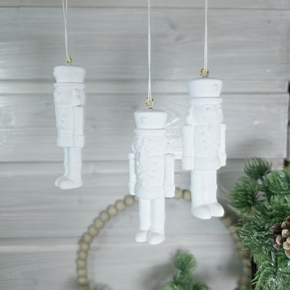 Nussknacker handbemalte Weihnachtsdeko aus Gießkeramik | verschiedene Farben und 2 Größen | auch zum hängen