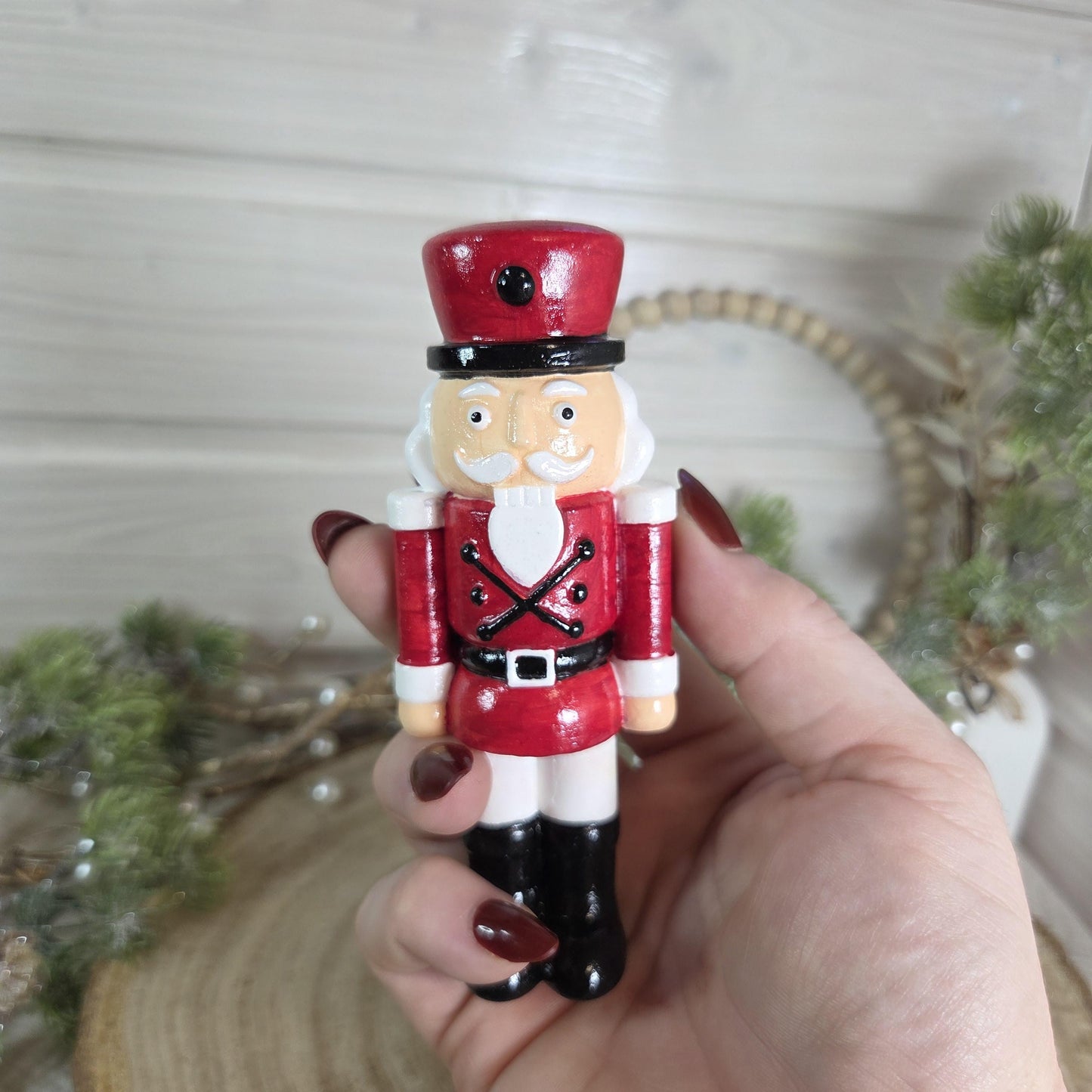 Nussknacker handbemalte Weihnachtsdeko aus Gießkeramik | verschiedene Farben und 2 Größen | auch zum hängen