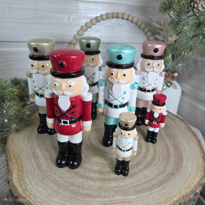 Nussknacker handbemalte Weihnachtsdeko aus Gießkeramik | verschiedene Farben und 2 Größen | auch zum hängen