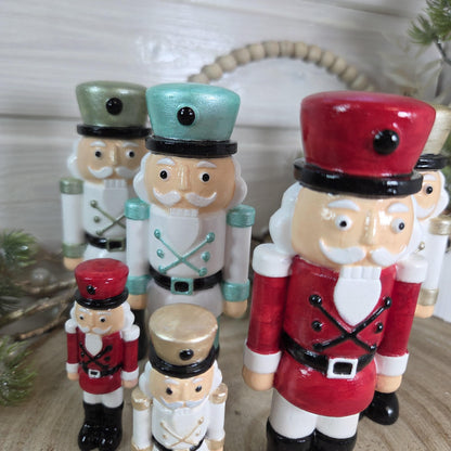 Nussknacker handbemalte Weihnachtsdeko aus Gießkeramik | verschiedene Farben und 2 Größen | auch zum hängen