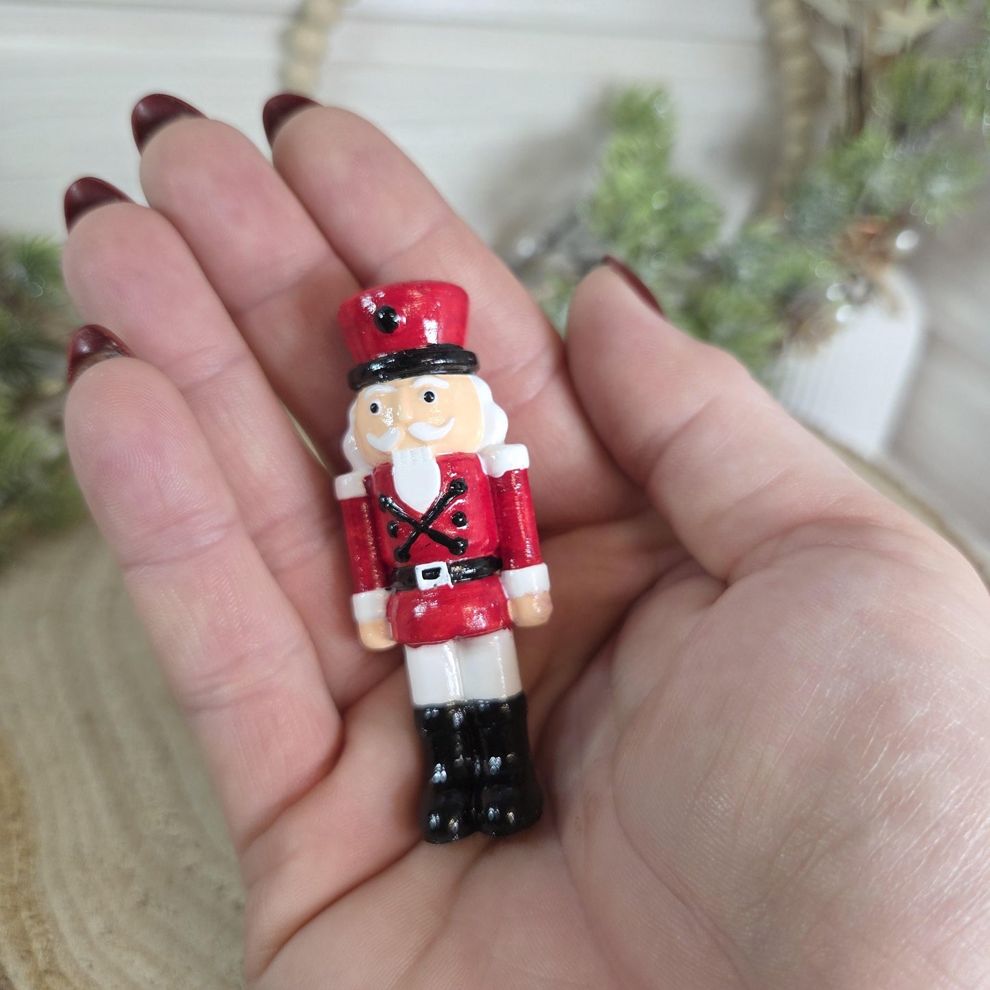 Nussknacker handbemalte Weihnachtsdeko aus Gießkeramik | verschiedene Farben und 2 Größen | auch zum hängen