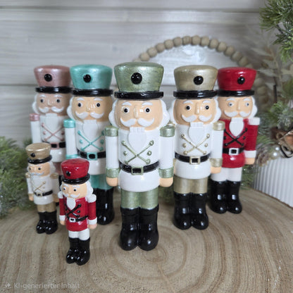 Nussknacker handbemalte Weihnachtsdeko aus Gießkeramik | verschiedene Farben und 2 Größen | auch zum hängen