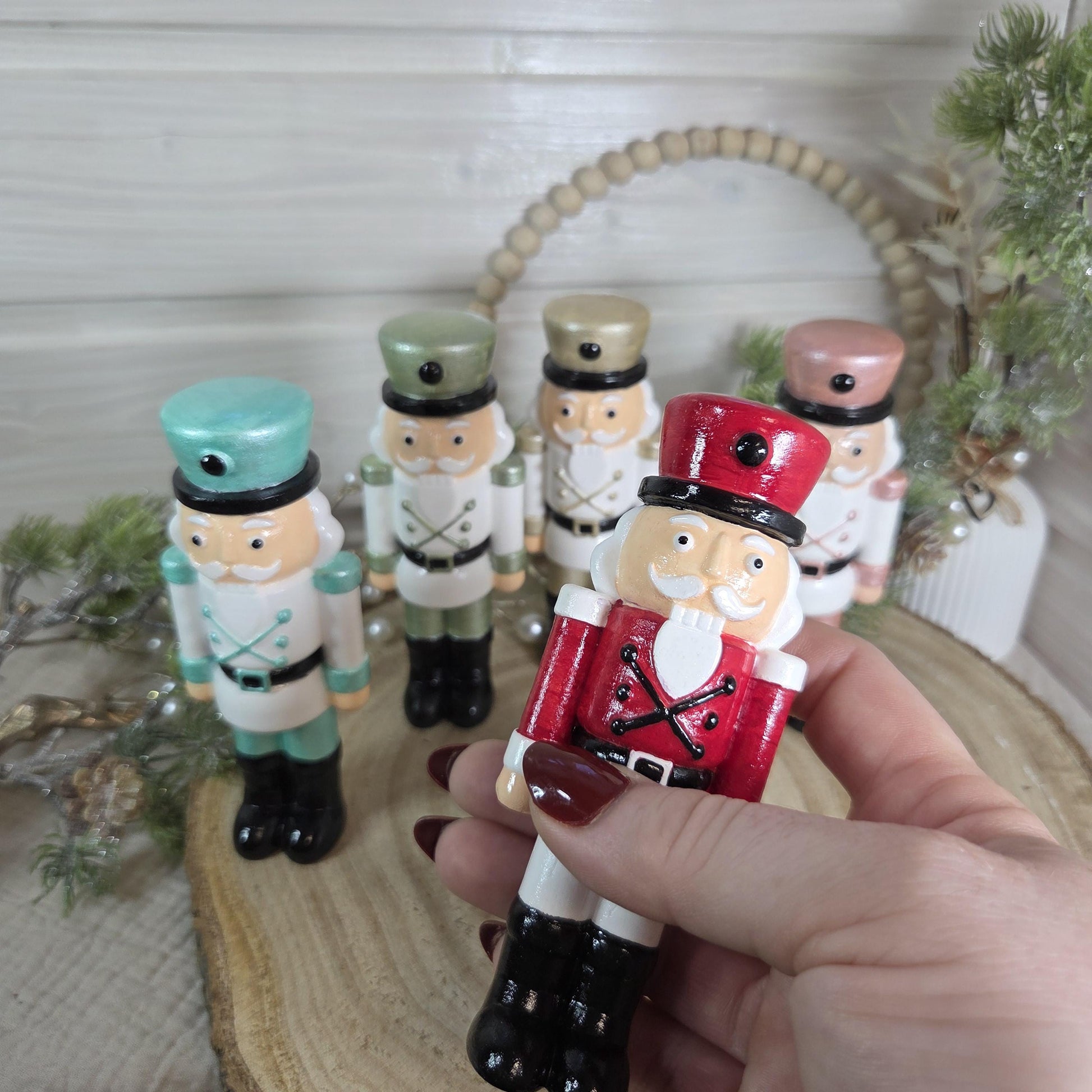 Nussknacker handbemalte Weihnachtsdeko aus Gießkeramik | verschiedene Farben und 2 Größen | auch zum hängen
