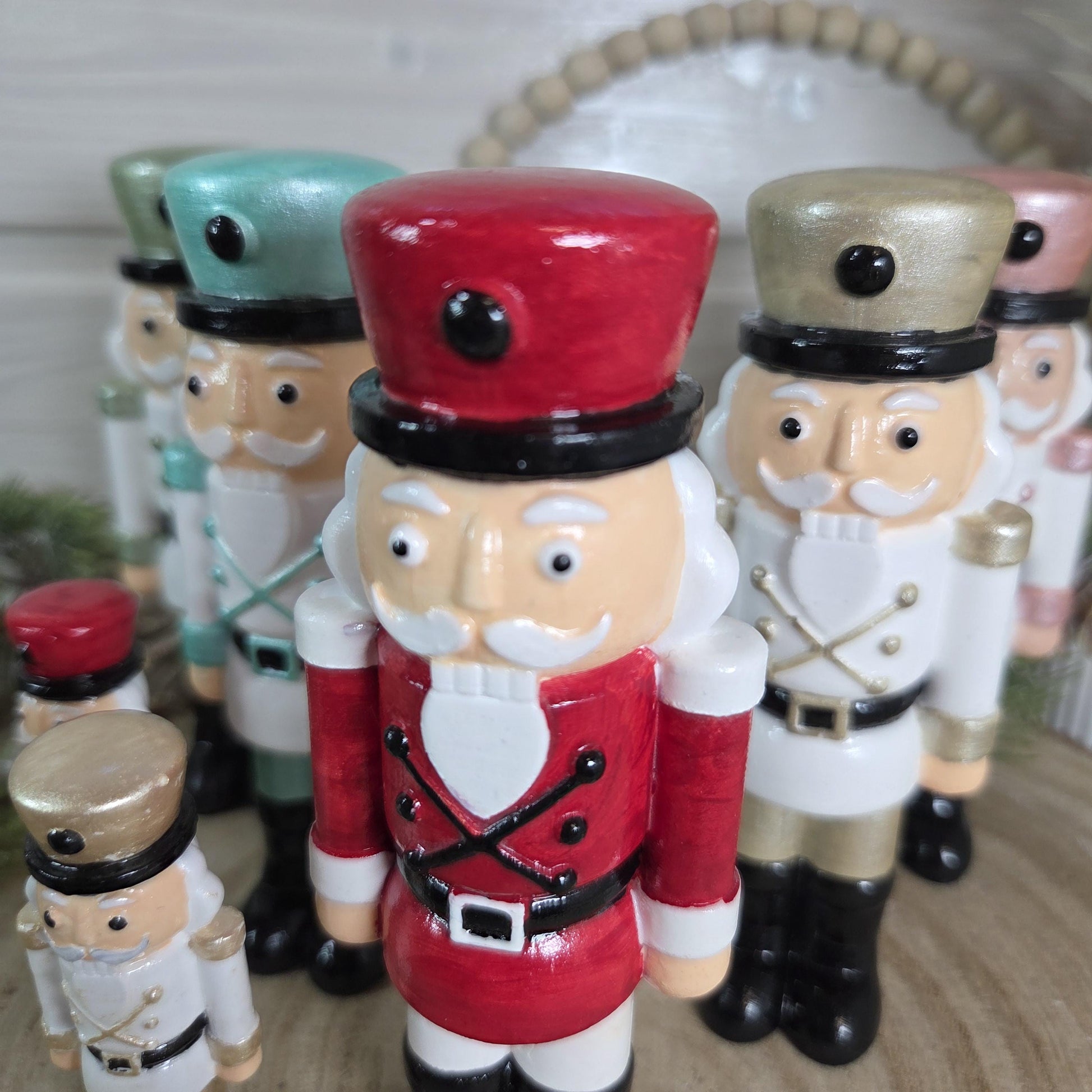 Nussknacker handbemalte Weihnachtsdeko aus Gießkeramik | verschiedene Farben und 2 Größen | auch zum hängen