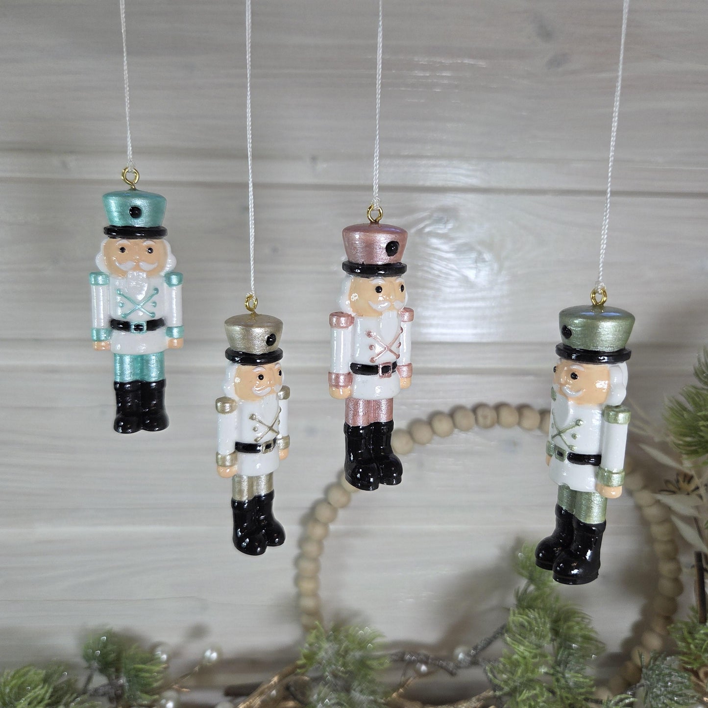 Nussknacker handbemalte Weihnachtsdeko aus Gießkeramik | verschiedene Farben und 2 Größen | auch zum hängen