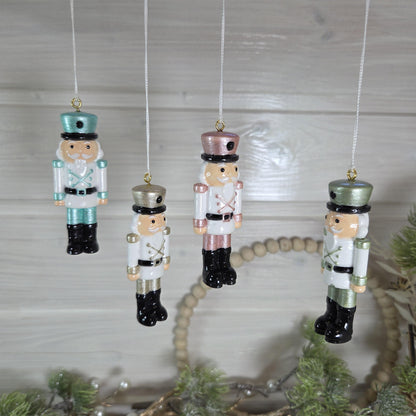 Nussknacker handbemalte Weihnachtsdeko aus Gießkeramik | verschiedene Farben und 2 Größen | auch zum hängen