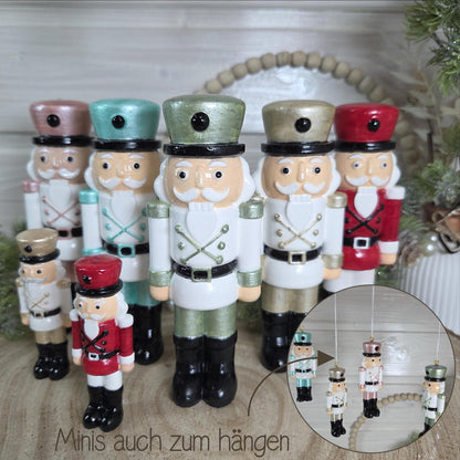 Nussknacker handbemalte Weihnachtsdeko aus Gießkeramik | verschiedene Farben und 2 Größen | auch zum hängen