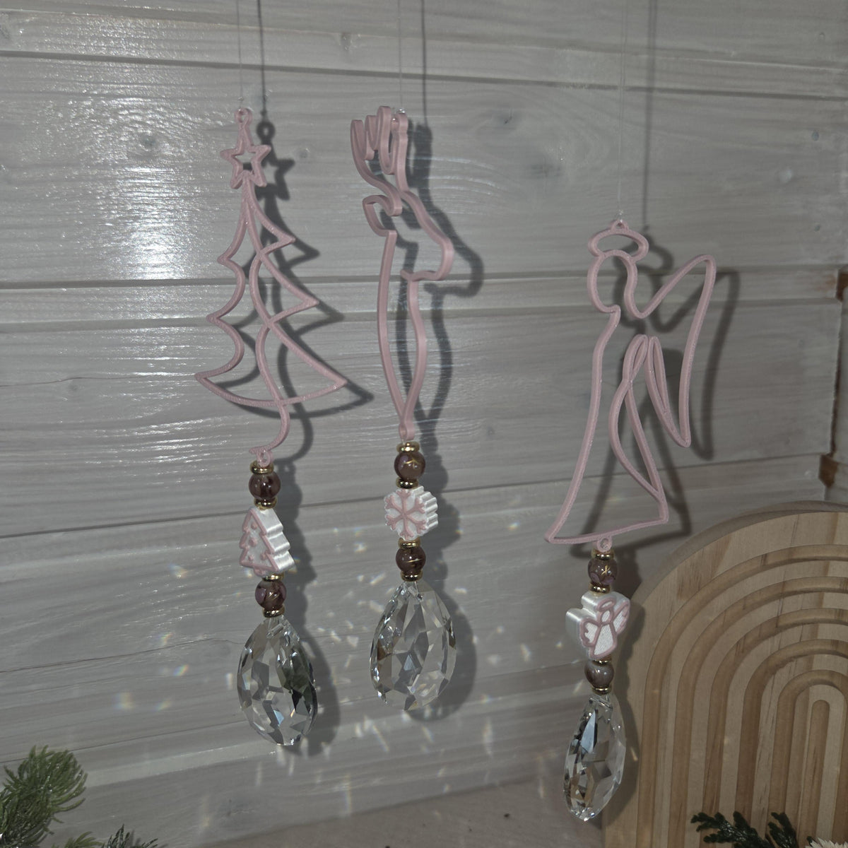 Weihnachtlicher Sonnenfänger mit Kristall – Engel, Hirsch oder Tannenbaum – Fensterdeko in Altrosa – Weihnachtsdeko