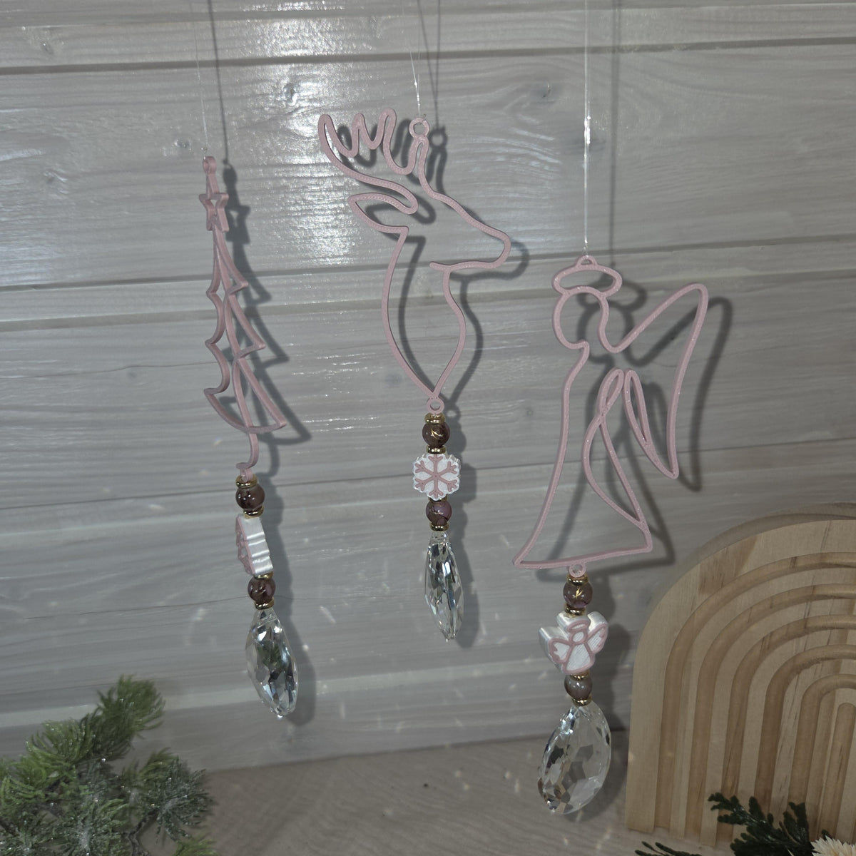 Weihnachtlicher Sonnenfänger mit Kristall – Engel, Hirsch oder Tannenbaum – Fensterdeko in Altrosa – Weihnachtsdeko