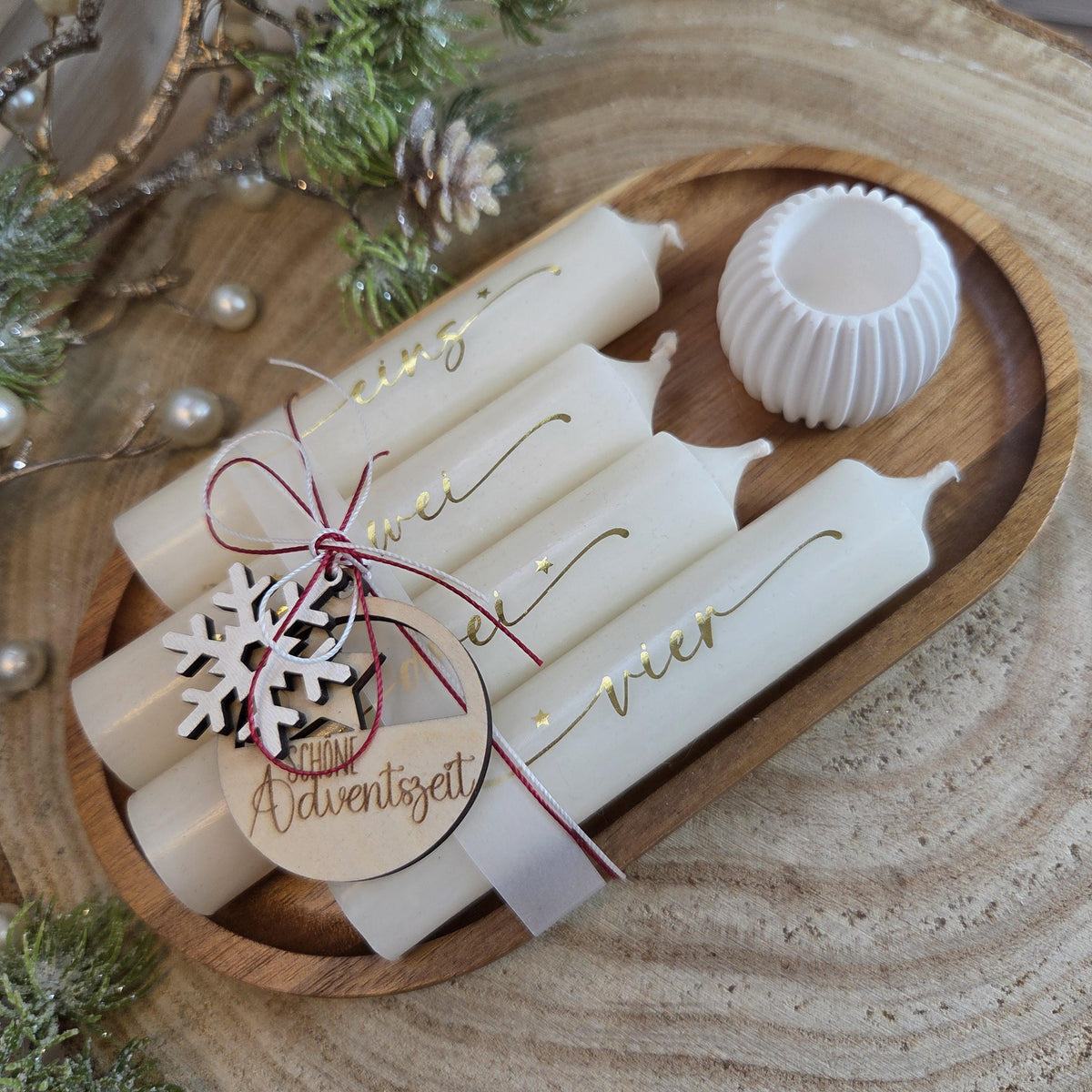 Adventskerzen Set mit Holztablett – Adventskranz to go, 4 Kerzen in Elfenbein mit goldener Schrift, Geschenk zur Adventszeit