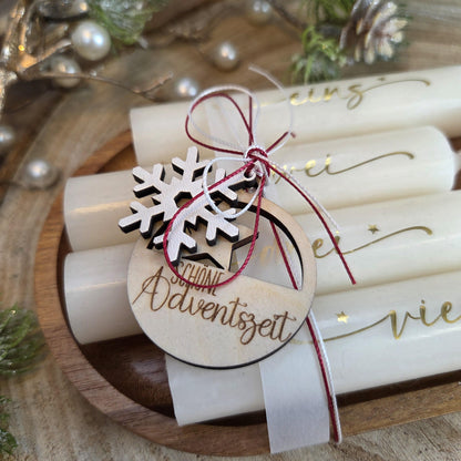 Adventskerzen Set mit Holztablett – Adventskranz to go, 4 Kerzen in Elfenbein mit goldener Schrift, Geschenk zur Adventszeit