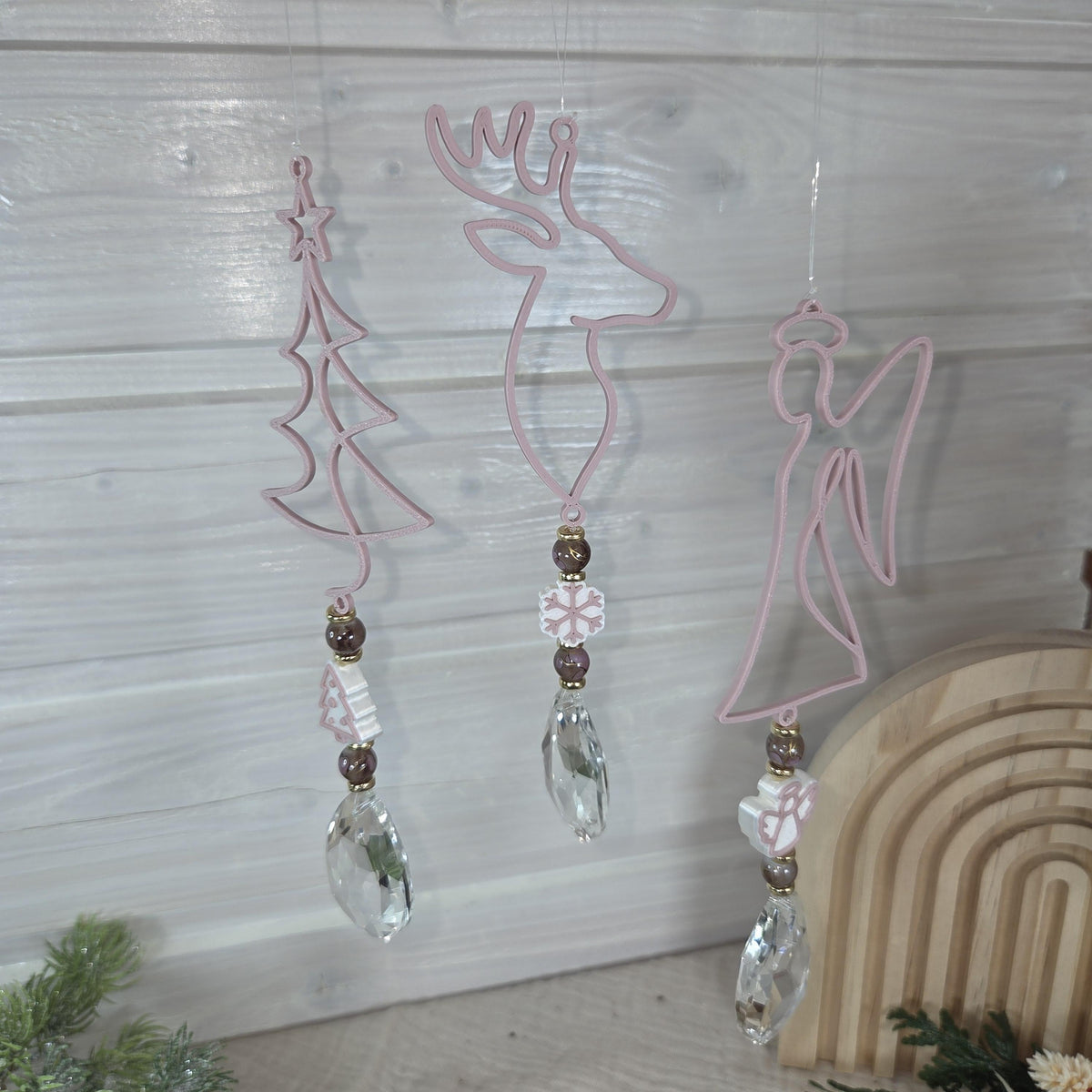 Weihnachtlicher Sonnenfänger mit Kristall – Engel, Hirsch oder Tannenbaum – Fensterdeko in Altrosa – Weihnachtsdeko