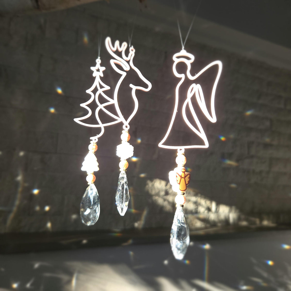 Weihnachtlicher Sonnenfänger mit Kristall – Engel, Hirsch oder Tannenbaum – Fensterdeko in Altrosa – Weihnachtsdeko