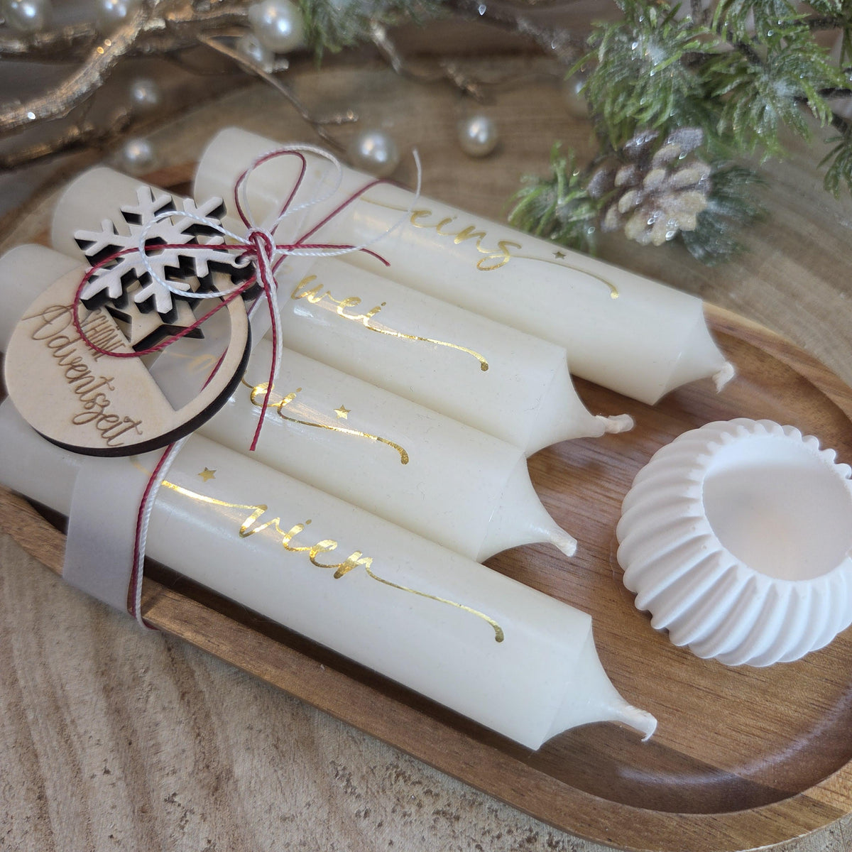 Adventskerzen Set mit Holztablett – Adventskranz to go, 4 Kerzen in Elfenbein mit goldener Schrift, Geschenk zur Adventszeit