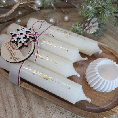 Adventskerzen Set mit Holztablett – Adventskranz to go, 4 Kerzen in Elfenbein mit goldener Schrift, Geschenk zur Adventszeit
