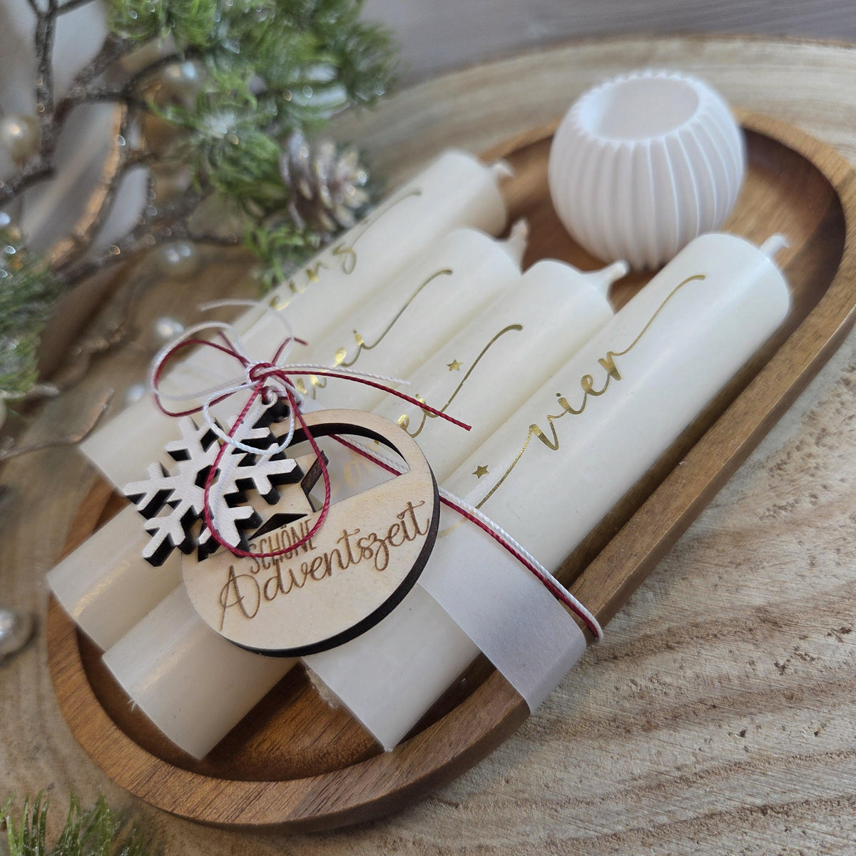 Adventskerzen Set mit Holztablett – Adventskranz to go, 4 Kerzen in Elfenbein mit goldener Schrift, Geschenk zur Adventszeit