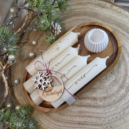 Adventskerzen Set mit Holztablett – Adventskranz to go, 4 Kerzen in Elfenbein mit goldener Schrift, Geschenk zur Adventszeit