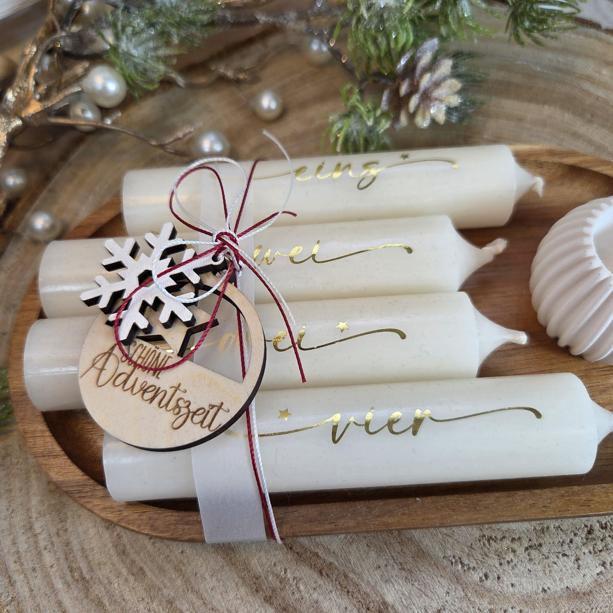 Adventskerzen Set mit Holztablett – Adventskranz to go, 4 Kerzen in Elfenbein mit goldener Schrift, Geschenk zur Adventszeit