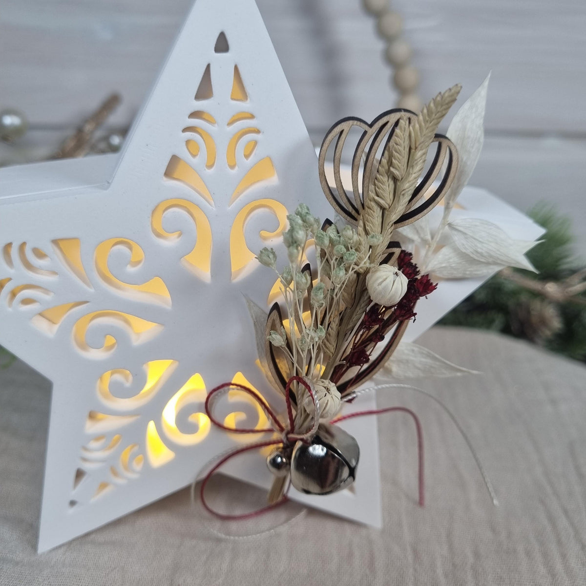 Dekostern aus Gießkeramik, weiß, 13 cm – optional mit Trockenblumen und Glöckchen, Weihnachtsdeko für LED-Lichterkette