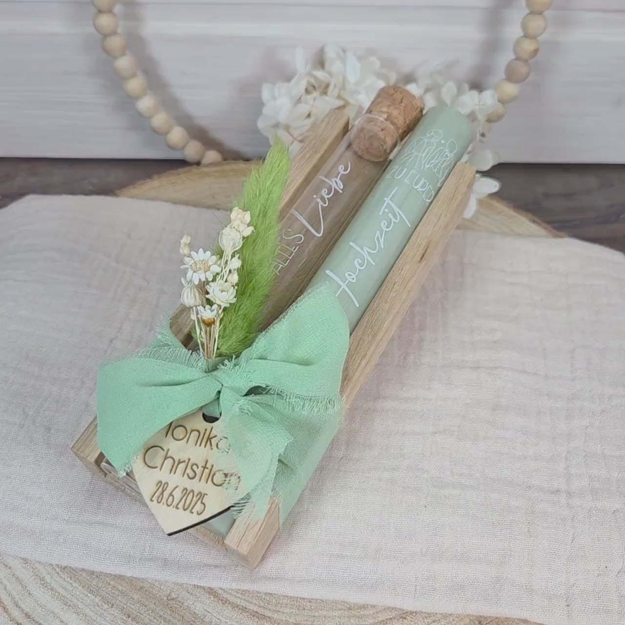 Kerzenset zur Hochzeit personalisiert salbeigrün mit Blumen und Herz aus Holz | Hochzeitsgeschenk | Geldgeschenk | Kerzenbox | Geschenkset